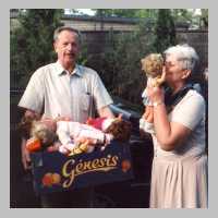 111-1260 Sabina Karsch nimmt in Oranienburg bei Kenzlers Abschied von ihren Puppen, die fuer die Kinderheime in Pregelswalde und Wehlau gedacht waren.JPG